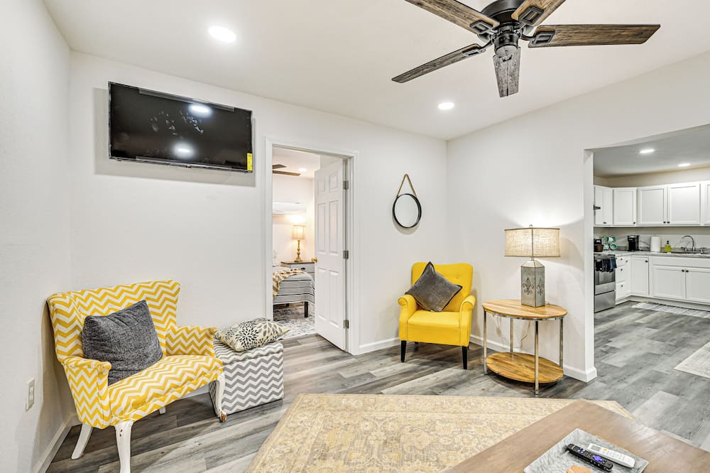 1 Mi to Dtwn: Family Home w/ Porch in Brownwood - Sidney, TX