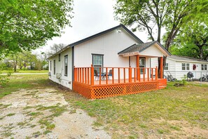 House (2 Bedrooms) | Interior - 1 Mi to Dtwn: Family Home w/ Porch in Brownwood (Brownwood)