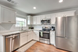 Apartment (1 Bedroom) | Interior - < 1 Mi to Tubing: Sleek Condo in Downtown Helen (Helen)