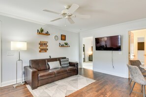 Interior - Steps to River + Shops: Downtown Helen Retreat! (Helen)