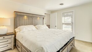 Una camera da letto con un letto, un comodino e una cassettiera.