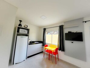Studio | Bếp riêng | Tủ lạnh, lò vi sóng, bếp nấu, dụng cụ nấu nướng/bát dĩa/dao nĩa 