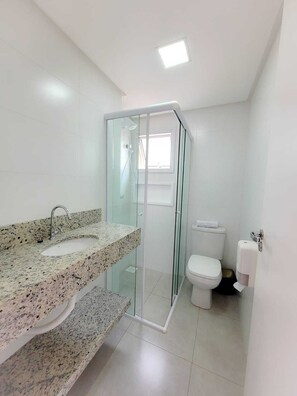 Shower, free toiletries, towels, soap - Mariscal Flat (Bombinhas)