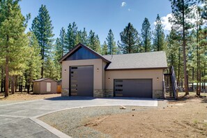 Apartment (0 Bedroom) | Interior - Fish, Boat & Hike: Modern Portola Studio (Portola)