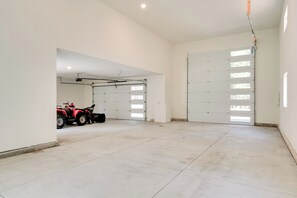 Apartment (0 Bedroom) | Interior - Fish, Boat & Hike: Modern Portola Studio (Portola)