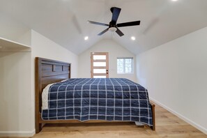 Apartment (0 Bedroom) | Interior - Fish, Boat & Hike: Modern Portola Studio (Portola)