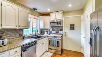 House (3 Bedrooms) | Interior