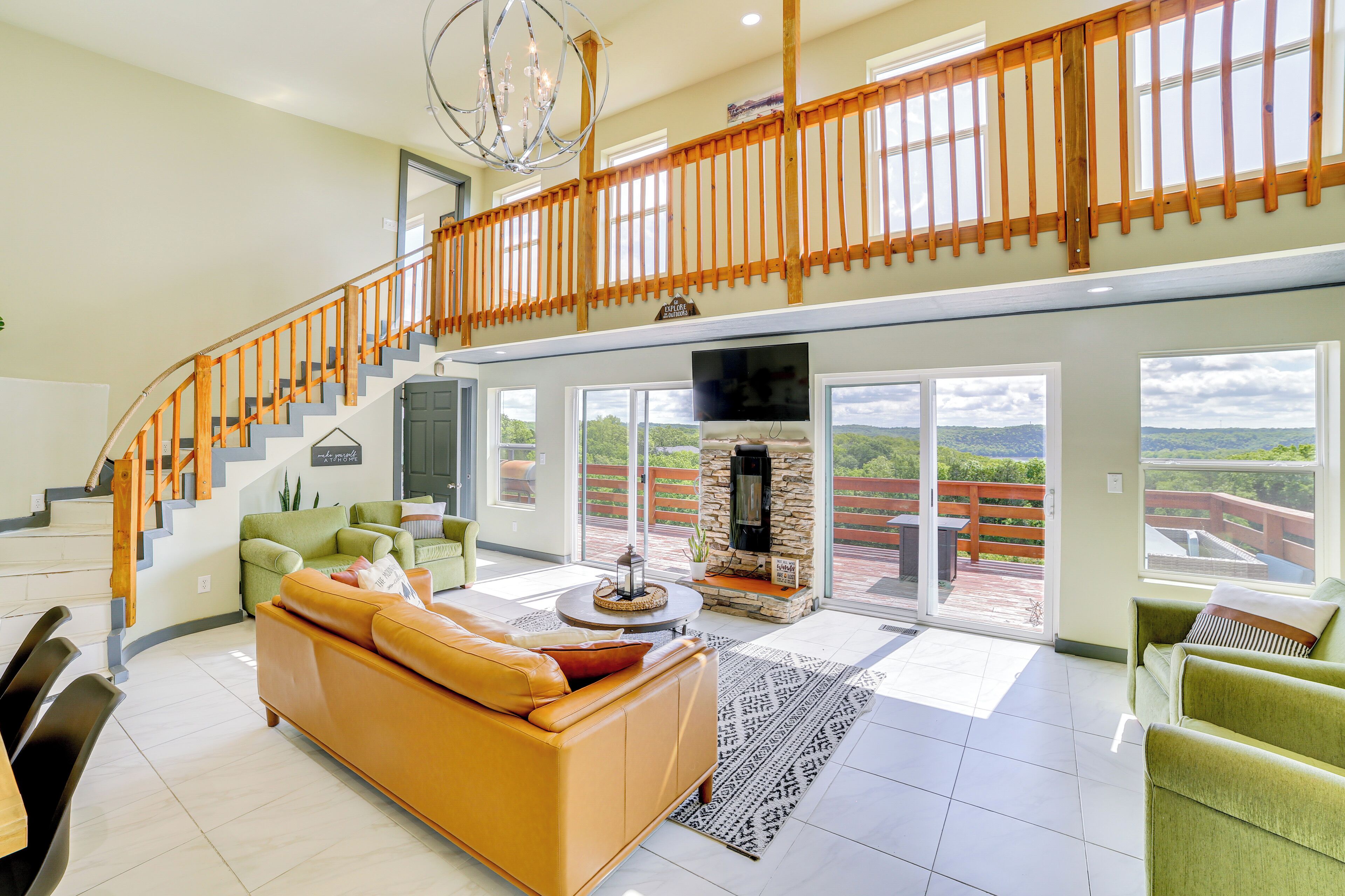 하우스 (3 Bedrooms) | 거실 공간 | TV, 벽난로, 비디오 게임기, 책