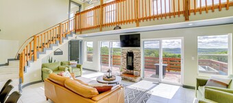 Lake Taneycomo Views: Family-friendly Cabin!