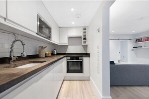 Mikrobølgeovn, ovn, kokeplater og oppvaskmaskin