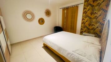 2 bedrooms, iron/ironing board, WiFi