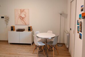 Lägenhet - utsikt mot trädgården | Vardagsrum