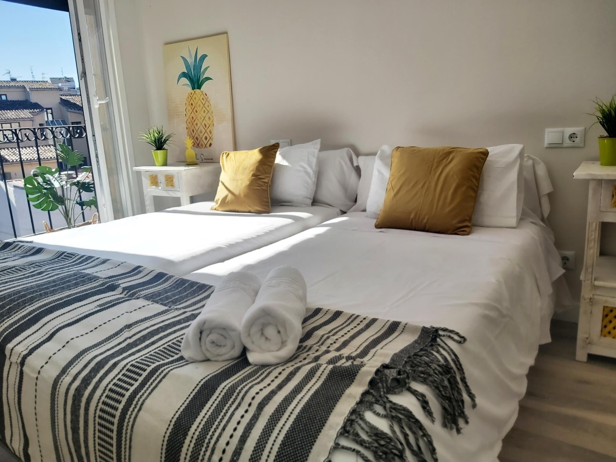 Tabla de planchar con plancha, internet y ropa de cama 