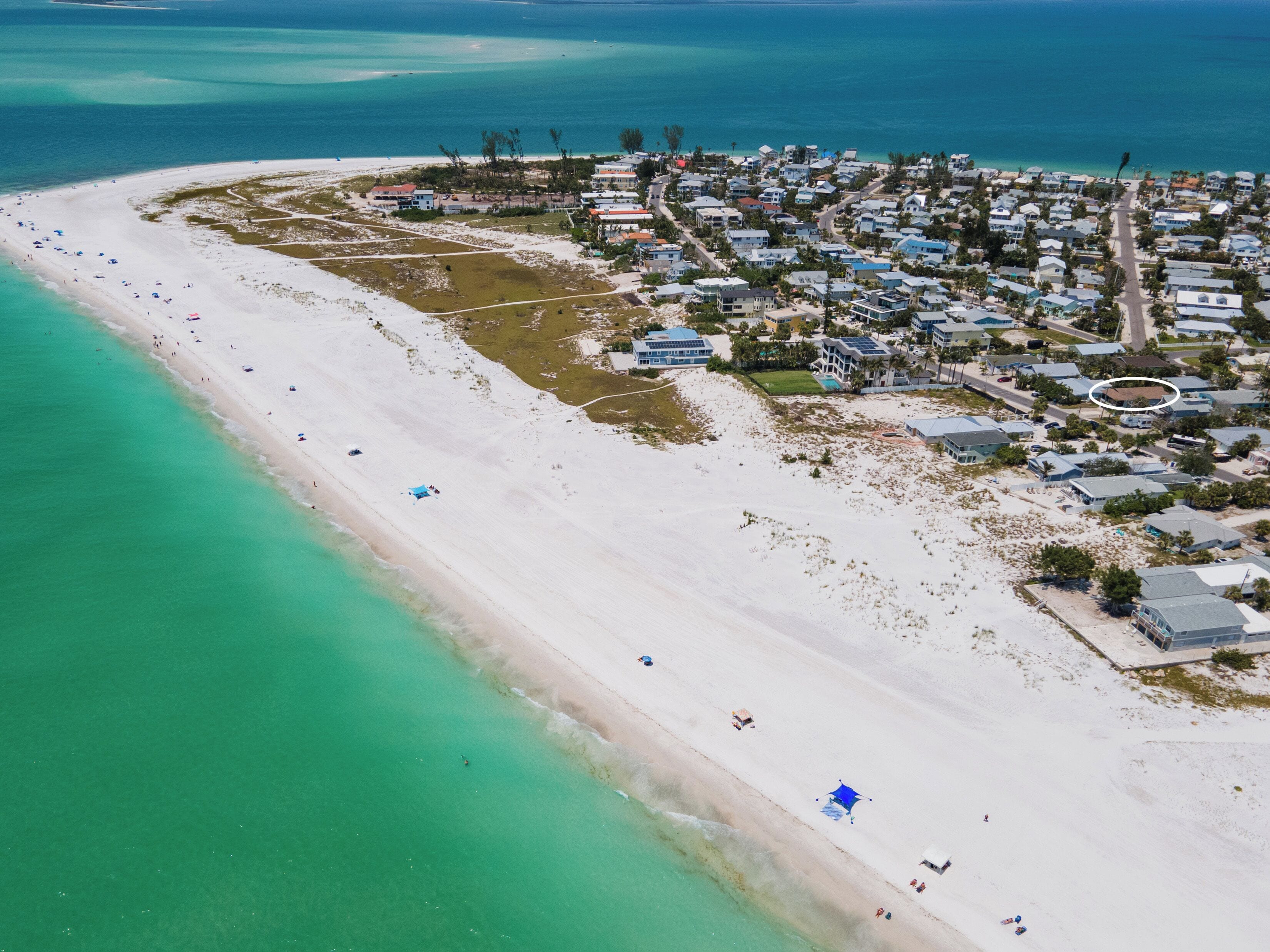 Beach nearby, sun loungers, beach towels