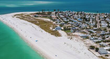 Beautifully Updated Home North End of Island, Screen lanai Grill and beach gear