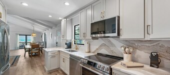 Beautifully Updated Home North End of Island, Screen lanai Grill and beach gear