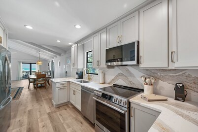 Beautifully Updated Home North End of Island, Screen lanai Grill and beach gear