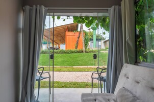 舒適三人房, 1 張標準雙人床及 1 張梳化床, 露台, 花園景 | 客廳 | 43 吋智能電視連數碼電視頻道