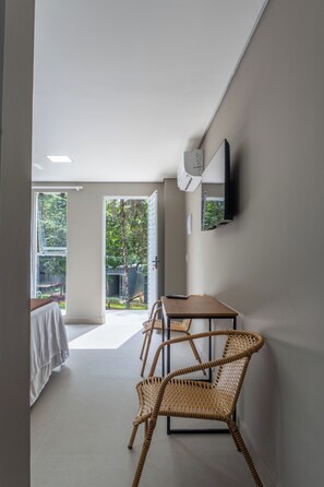 Bungalow de lujo, balcón, vistas a la piscina | Zona de estar | Smart TV de 43 pulgadas con canales digitales