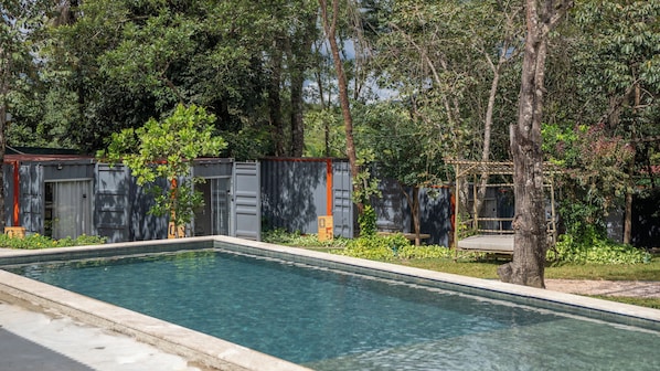 Standaard tweepersoonskamer, balkon, uitzicht op tuin | Badkamer | Een douche, handdoeken, toiletpapier