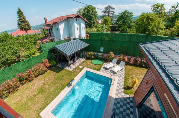 4 piscines extérieures, parasols de plage, chaises longues