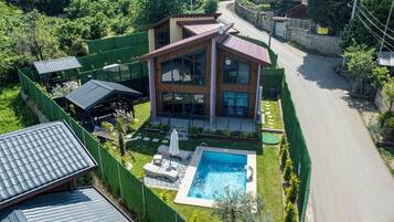 Villa, Lake View | 2 bedrooms, soundproofing, iron/ironing board, free WiFi