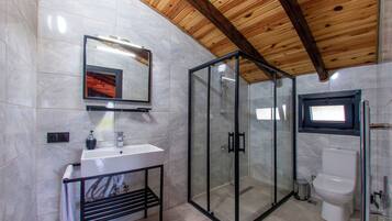 Villa - søudsigt | Bruser på badeværelset