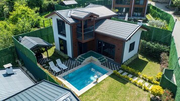 Villa, piscina privada, vistas al lago | 2 dormitorios, sistema de insonorización, tabla de planchar con plancha