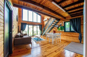 Villa, vistas al lago | 2 dormitorios, sistema de insonorización, tabla de planchar con plancha