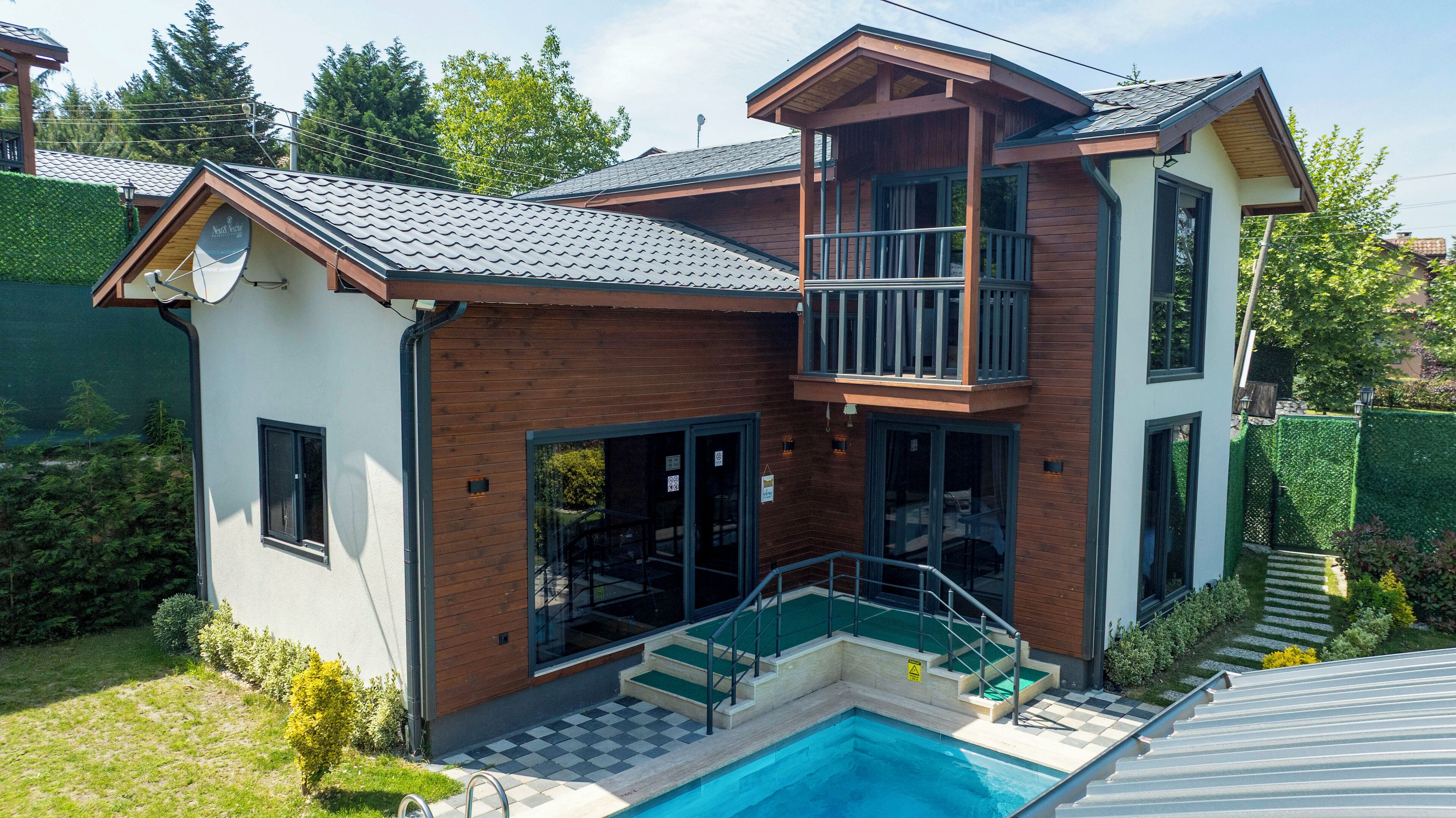 Villa, eigener Pool, Seeblick | 2 Schlafzimmer, schallisolierte Zimmer, Bügeleisen/Bügelbrett