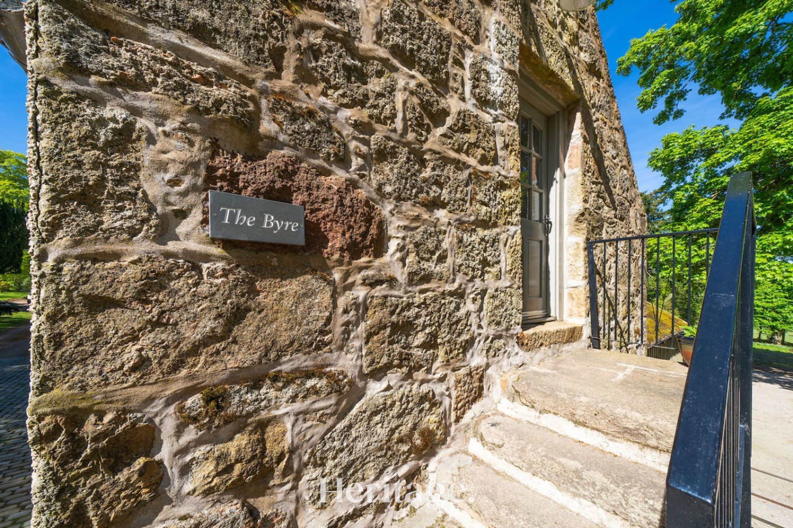 Un bâtiment en pierre sur lequel on peut lire l’inscription : « The Byre ».