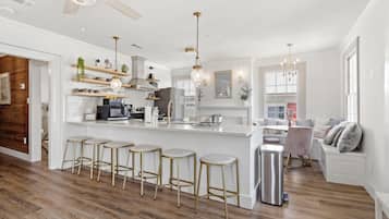 Kylskåp, mikrovågsugn, ugn och spishäll