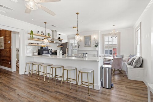 Old Spanish House Madeleine Suite C. Captivating Blend of History, Beach, Fire Pit, Downtown, Golf Cart