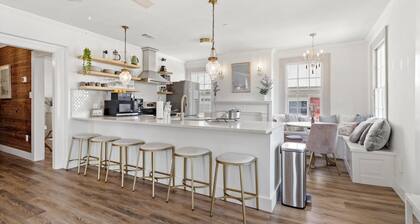 Old Spanish House Madeleine Suite C. Captivating Blend of History, Beach, Fire Pit, Downtown, Golf Cart