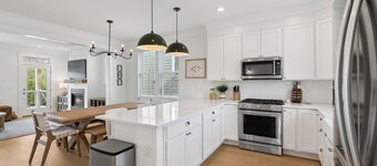 Seabrook's Tori Pines: Hot Tub, Fire Pit, Outdoor Dining, Pet Free!
