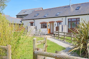 Terrace/patio - Hawthorn Barn (Hartland)