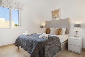 2 chambres, fer et planche à repasser, Wi-Fi, draps fournis