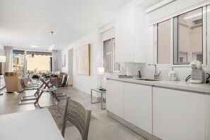 Réfrigérateur, micro-ondes, four, plaque de cuisson