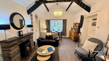 Una Smart TV, una chimenea, un reproductor de DVD