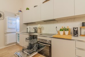 Réfrigérateur, four, lave-vaisselle, cafetière/bouilloire