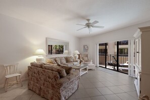 Condo, 2 Bedrooms | Living area