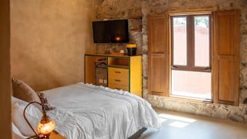 Suite básica | Caja de seguridad en la habitación y tabla de planchar con plancha