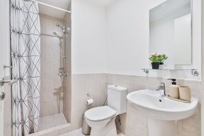Een douche, een haardroger, een bidet, handdoeken