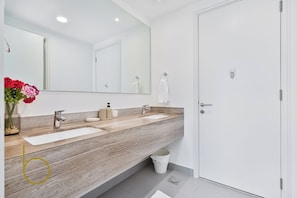 Dusche, Haartrockner, Bidet, HandtĂŒcher