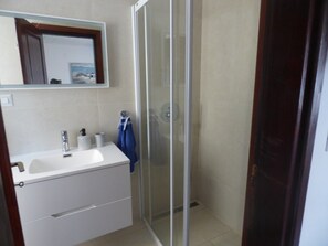 Dusche, Haartrockner, Handtücher