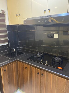 Kylskåp, mikrovågsugn, spishäll och diskmaskin