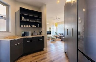 Full-size fridge, microwave, oven, stovetop