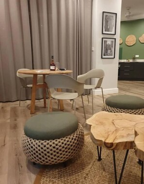 Departamento de lujo, balcón, vista al patio | Área de sala de estar | Smart TV de 42 pulgadas con canales digitales, Netflix y Hulu 