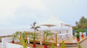 Outdoor dining - Charming 3-bedroom villa in Central Scarborough (Scarborough)