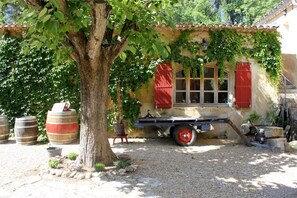 Property grounds - Gîte Amandier - in the Provencal farmhouse of Domaine Faverot (Maubec)